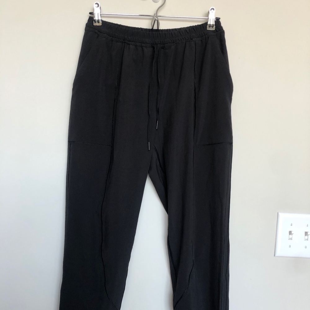 Lululemon Cropped Lightweight Jogger
